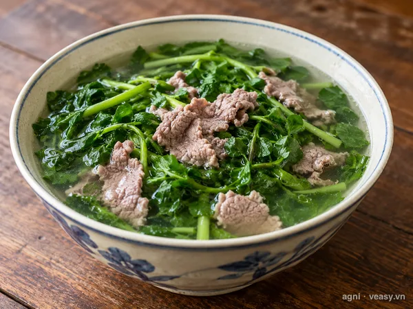 Canh thịt bò cải xoong (ảnh minh hoạ do AI tạo)