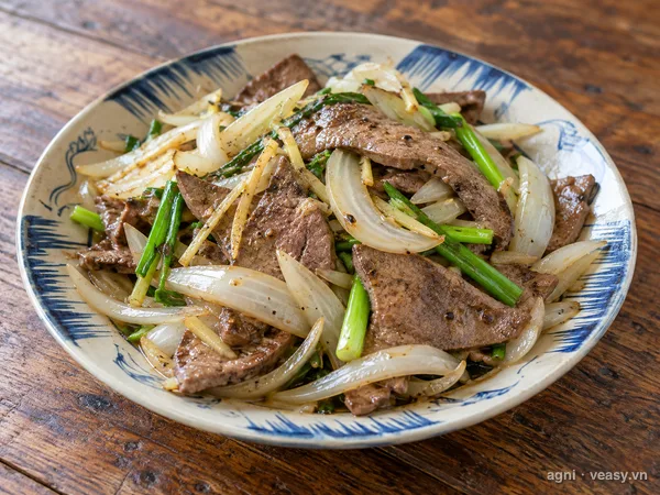 Gan lợn xào hành tây (ảnh minh hoạ do AI tạo)
