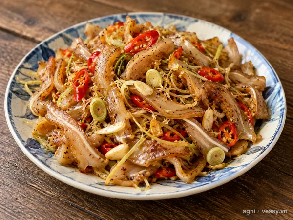 Tai lợn xào sả ớt (ảnh minh hoạ do AI tạo)