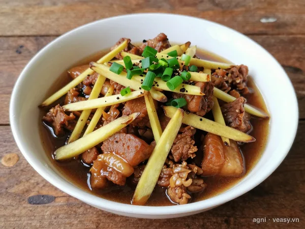 Thịt ba chỉ kho gừng (ảnh minh hoạ do AI tạo)